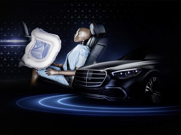 В Mercedes создали фронтальные подушки для задних пассажиров