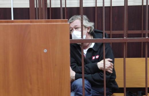 Адвокат подтвердил отказ Ефремова признать вину в смертельном ДТП<br />
