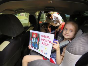 <br />
        На Кубани автоинспекторы напоминают  гостям и жителям региона о безопасности детей-пассажиров      