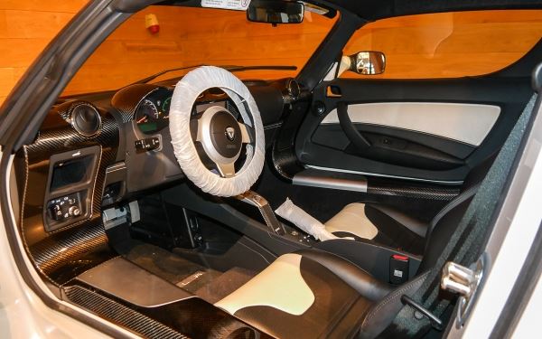 Последний выпущенный Tesla Roadster продают за 110 млн рублей