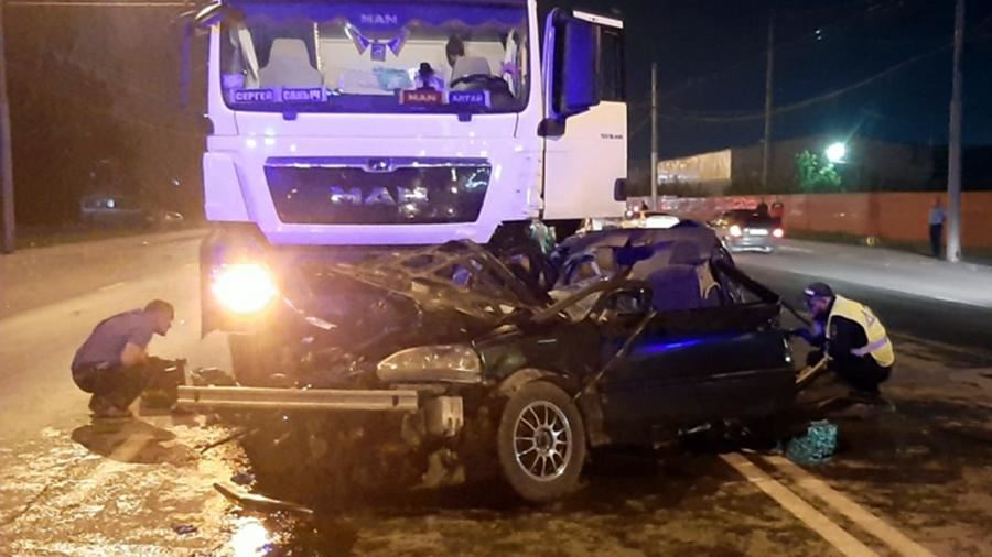 Два человека погибли в ДТП с грузовиком в Новосибирске<br />
