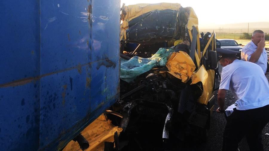 Водитель попавшего в ДТП в Крыму микроавтобуса работал нелегально<br />
