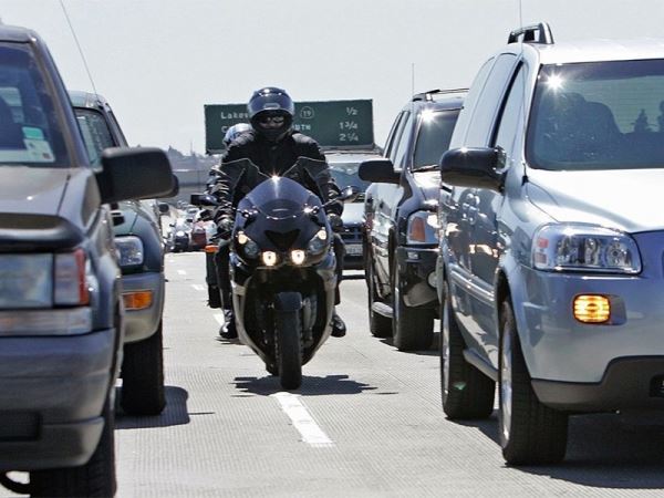 Общественность выступила против штрафов мотоциклистам за междурядье