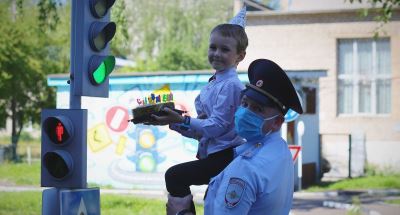 <br />
        Кировские автоинспекторы организовали образовательные площадки безопасности в День рождения светофора    
