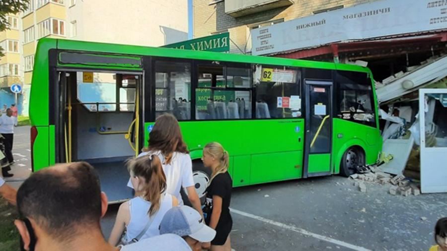 Автобус протаранил книжный магазин в Тюмени<br />
