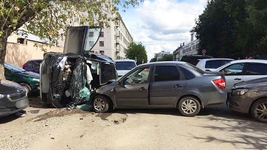 Три человека пострадали при столкновении шести машин в Кирове<br />
